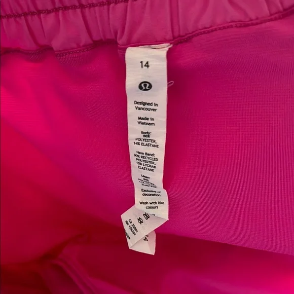 Women's Lululemon Hotty Hots - 2.5 inch high rise shorts. Size 14 - Picture 3 of 3